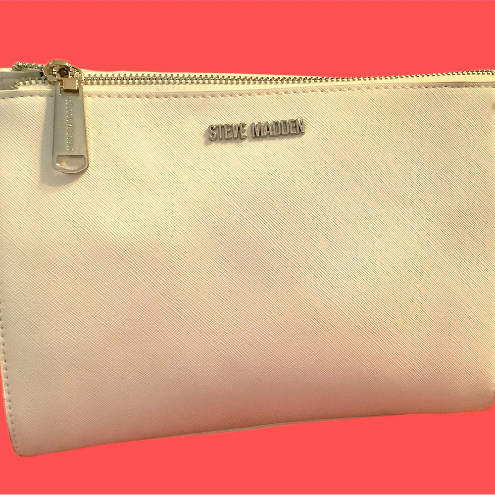 White Steve Madden purse, adjustable strap. Large slip pocket on outside. NEW